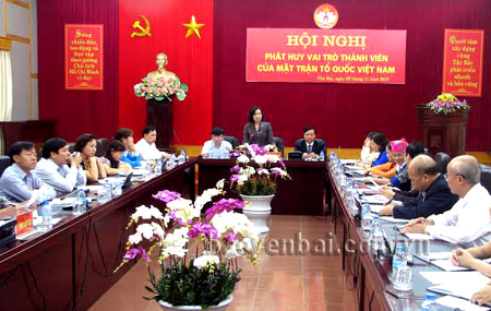 Đồng chí Bùi Thị Thanh – Phó Chủ tịch Ủy ban Trung ương MTTQ Việt Nam phát biểu tai Hội Nghị. 
